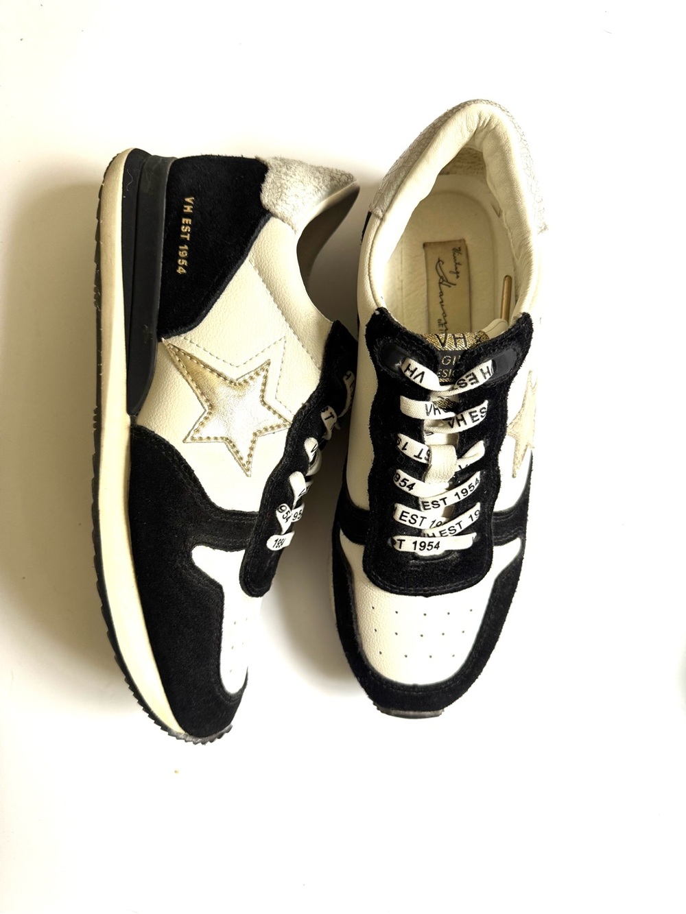 Vintage Havana Women’s Black & White Star Accent Sneakers Sz-8